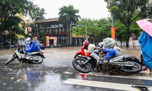 Hà Nội ngập tứ bề, người dân ngã sõng soài, xe chết máy la liệt giữa phố