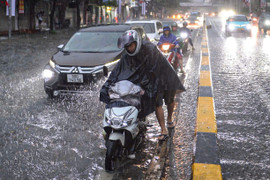 Mưa lớn cả đêm, người Hà Nội lại vật vã dắt xe qua biển nước