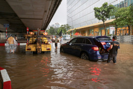 Ô tô ngập kín biển số, chủ xe bất lực chờ cứu hộ giữa biển nước