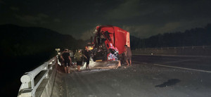 Va chạm liên hoàn giữa xe tải, xe đầu kéo và xe con, 4 người thương vong