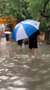 Phố Hà Nội hóa thành sông, người dân chật vật giữa biển nước