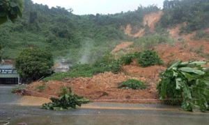 15.000m³ đất đá sạt lở vùi lấp ngôi nhà ở Lào Cai, cả gia đình may mắn thoát nạn