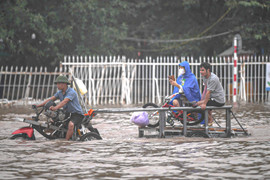 Mưa lớn biến Mỹ Đình thành biển nước, dân trả trăm nghìn thuê kéo xe qua điểm ngập