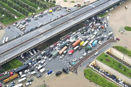 Hà Nội mưa lớn, Đại lộ Thăng Long ngập gần nửa mét, giao thông tê liệt kéo dài