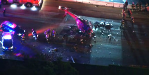 Khoảnh khắc trực thăng y tế Mỹ lao xuống cao tốc