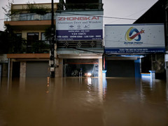 Tiếp tế gần 200 suất ăn cho người dân vùng ngập ở Thái Nguyên trong đêm