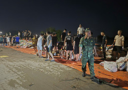 Lũ vượt lịch sử trên sông Cầu, hàng nghìn người đắp đê bối ở Bắc Ninh