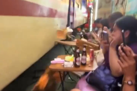 Công an xác minh clip tàu hỏa húc văng bàn ghế ở phố cà phê đường tàu Hà Nội