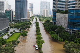 Nắng lên, nhiều tuyến phố Hà Nội vẫn chìm trong biển nước