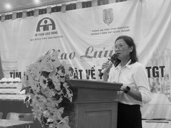 Nữ hiệu trưởng bị lũ cuốn, 2 con kẹt giữa vùng lũ chưa thể về chịu tang