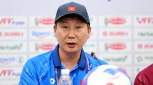 HLV Kim Sang-sik: Nên để FIFA xử lý vấn đề của Malaysia