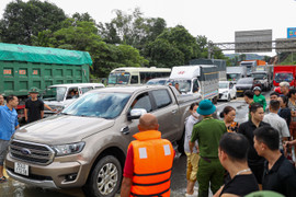 Cao tốc Hà Nội - Thái Nguyên tê liệt vì lũ, ô tô nối đuôi 15 giờ chờ nước rút