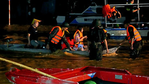 Trắng đêm cứu hộ người dân Thái Nguyên mắc kẹt trong trận lũ lịch sử