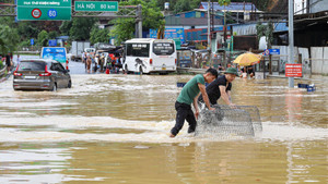 Cao tốc Thái Nguyên ngập nặng, người dân đi xuồng, bắt cá 