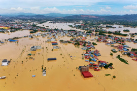 Trời nắng chang chang, phố trung tâm Thái Nguyên vẫn chìm trong biển nước