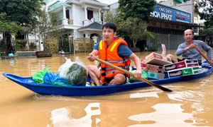 Người Thái Nguyên chèo thuyền mua nến, mua lương thực cầm cự qua ngày lũ