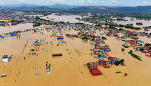 Con gái bật khóc tìm cha mẹ già mất liên lạc giữa tứ bề ngập lụt