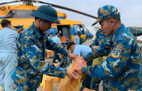 Trực thăng quân sự mang 4 tấn hàng hoá cứu trợ đến vùng lũ Lạng Sơn