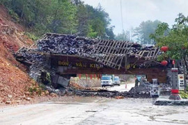 Mưa lớn gây sạt lở, cổng chào hơn 1,5 tỷ ở Đồng Văn bị đổ sập