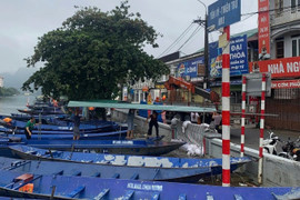 Thuyền, ca nô du lịch Chùa Hương lên đường chi viện vùng lũ