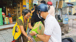 Người dân TP.HCM hướng về đồng bào miền Bắc