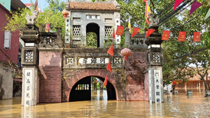 Làng cổ Thổ Hà chìm trong biển nước, hơn 8.000 người dân bị cô lập