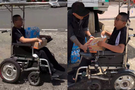 Cậu bé khuyết tật bán vé số ở Đắk Lắk ôm thùng mì tôm gửi về người dân vùng lũ