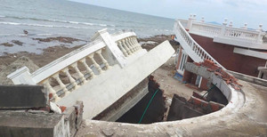 Hà Tĩnh lập đoàn kiểm tra hàng loạt biệt thự ven biển đổ sập sau bão số 10