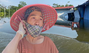 'Rốn lũ' Hà Nội: Tối nước còn mấp mé mép sân, trưa hôm sau đã tới nóc nhà