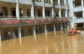 Sinh viên bị cô lập giữa lũ, trường đại học lập đội cứu trợ khẩn cấp trong đêm