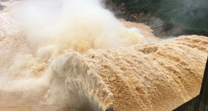 Thủy điện Tuyên Quang mở một cửa xả đáy