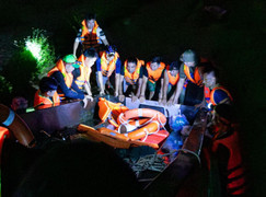 48 giờ không ngủ, đưa thuyền 1,2 tấn vượt đồi cứu người cô lập giữa lũ trong đêm