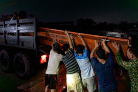 8 giờ vật lộn kéo thuyền vượt núi, băng dòng lũ xiết cứu 3 người mắc kẹt