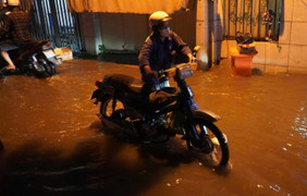 Triều cường đạt đỉnh giờ tan tầm, người dân TP.HCM lội nước về nhà