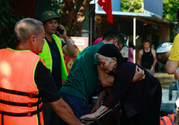 Hai cụ già ở Hà Nội lên mái nhà cầu cứu và quyết định gấp rút của bí thư thôn