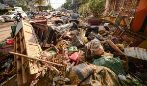 Thái Nguyên sau lũ lịch sử: Xe tải, máy xúc chạy rầm rập dọn núi rác