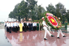 Đoàn đại biểu TP.HCM viếng Nghĩa trang liệt sĩ Bình Dương