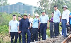 Chủ tịch Hà Nội đến vùng ngập lụt, yêu cầu triển khai ngay các dự án cấp bách