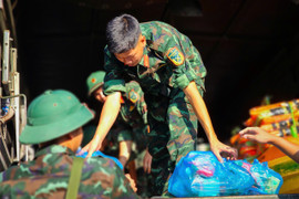 Theo chân bộ đội vào vùng 'tâm lũ' ở Hà Nội, cứu trợ gần 6.000 người bị cô lập