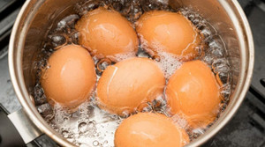 Vì sao trứng luộc dễ bị nứt vỏ và khắc phục thế nào?