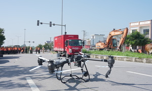 Cận cảnh Drone Viettel vận chuyển hàng cứu trợ tại vùng lũ