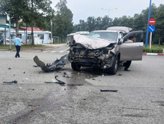 Va chạm với ô tô 7 chỗ, xe tải lật nhào giữa đường ở TP.HCM