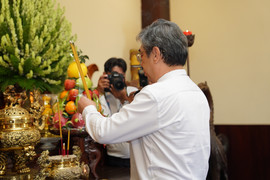 Đoàn đại biểu TP.HCM dâng hương tại Bảo tàng Hồ Chí Minh trước thềm Đại hội Đảng