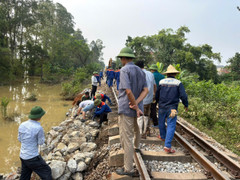 Xuyên đêm khắc phục tuyến đường sắt bị lũ cuốn ở Trung Giã