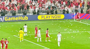 Vỡ mộng World Cup, CĐV Indonesia tấn công trọng tài