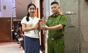 Công an trao trả iPhone 17 Pro Max cho hot girl Lào bị móc trộm