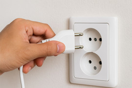 Lỗ tròn trên phích cắm điện để làm gì?