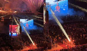 Pháo hoa rơi trúng khán giả concert 'Em xinh say hi', nhiều người hoảng loạn