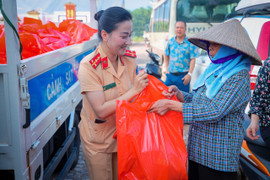 Cảnh sát giao thông tặng quà, giúp dân ngoại thành Hà Nội dọn dẹp sau ngập lụt