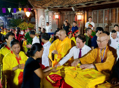 Nghìn người thức đêm chờ phát ấn đền thờ Đức Thánh Trần ở Kiếp Bạc